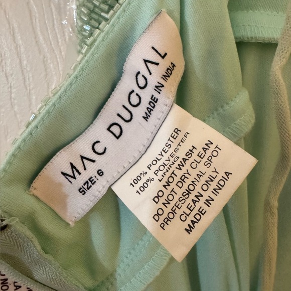 Mac Duggal - 70275 Deep V-Neck Floral Appliqued Gown NWT Size 6 - Picture 6 of 7